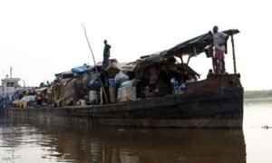 Ebola : un bateau isolé à 65 km de Kinshasa, un laboratoire mobile déployé pour tester les passagers